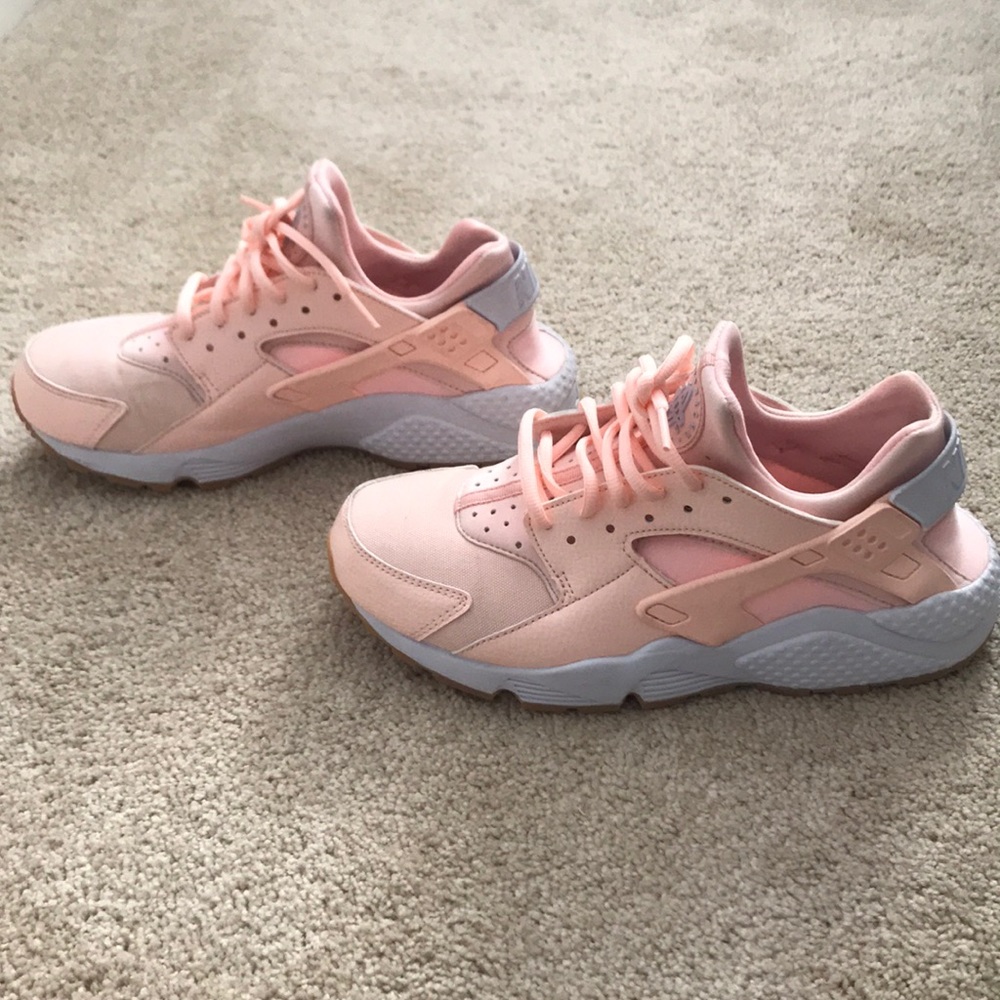 Women’s Nike Huarache Shoe Size 9.5 Peach/Pink